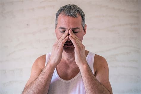 Homme aux cheveux gris qui ne tient la tête. Symbolise la souffrance qui peut amener à consulter un psychologue pour adultes à Barcelone