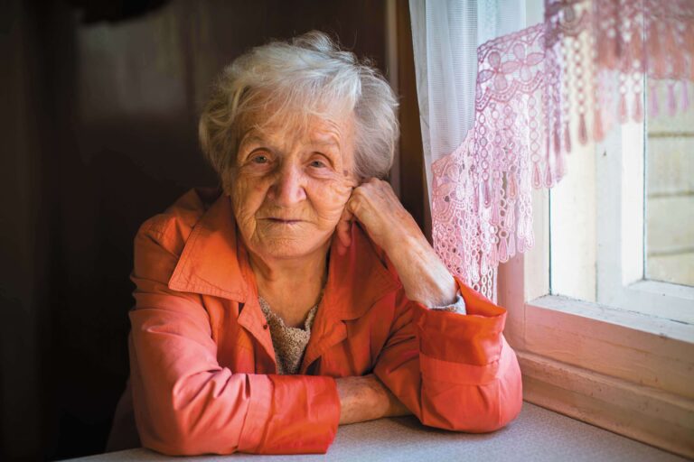 Femme âgée souriante, photo qui symbolise l'épanouissement que peut produire une psychothérapie avec un psychologue pour adultes à Barcelone